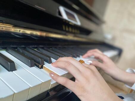 ピアノを弾くネイルをしている女性の手 ピアノ,レッスン,演奏の写真素材