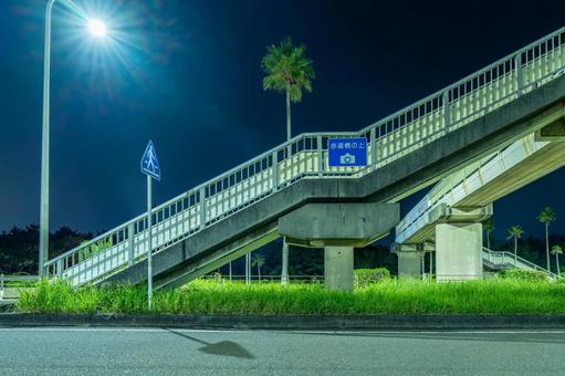 深夜の一ッ葉有料道路(下り)パーキング 深夜の一ッ葉有料道路(下り)パーキング 歩道橋,道路,交通の写真素材