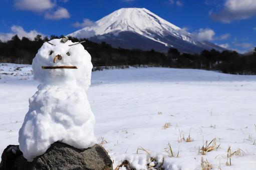 雪だるまと富士山の写真