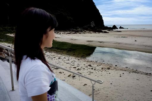 ＜素材＞夕暮れの海を眺める笑顔の女性” 女性,笑顔,海の写真素材