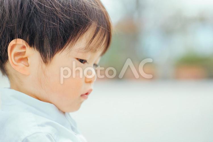公園で遊ぶ男の子（横顔） 赤ちゃん,子供,公園の写真素材