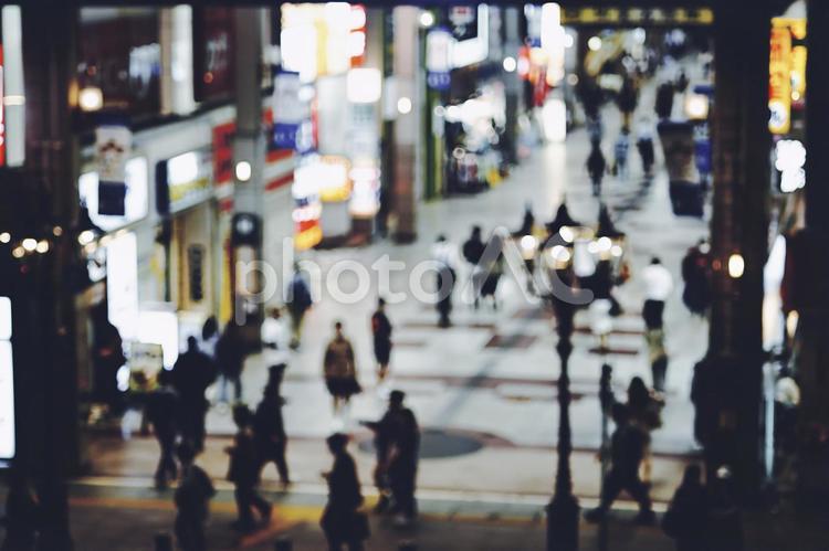 商店街を歩く人々 ぼかしイメージ 商店街,人物,建物の写真素材