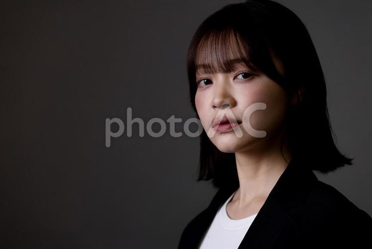 ビジネスウーマン　黒バック 女性,ビジネスウーマン,黒バックの写真素材
