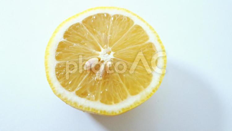 レモンを半分にカットしたアップ、ヘルシー、疲労回復 レモン,カット,アップの写真素材
