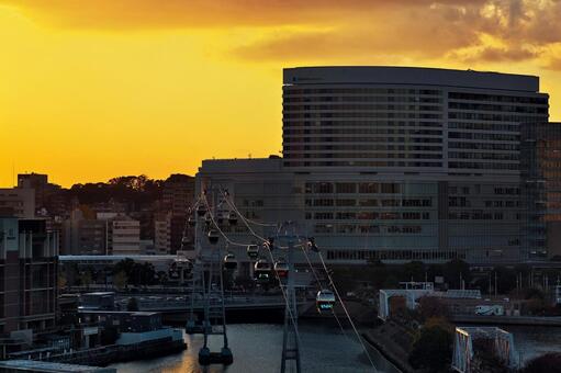 夕日に輝くヨコハマエアキャビン 夕日,ヨコハマエアキャビン,都市索道の写真素材