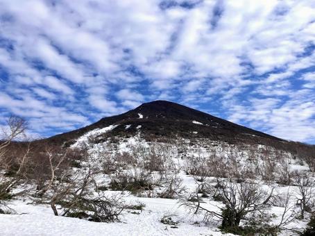 Climbing the snow-covered Mt. Bandai 6: Looking up at the summit, JPG Climbing the snow-covered Mt. Bandai 6: Looking up at the summit, JPG