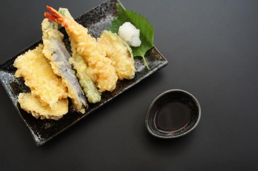 海老と野菜の天ぷら盛り合わせ 海老と野菜の天ぷら盛り合わせ 天ぷら,海老,えびの写真素材