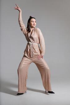 片手を伸ばしポーズするベージュスーツの女性 女性,微笑む,笑顔の写真素材
