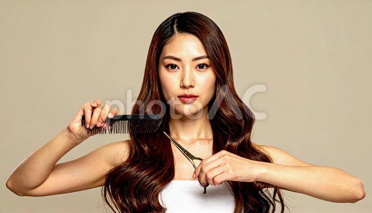 櫛とはさみを持ってポーズをとる女性 美容師,櫛,はさみの写真素材
