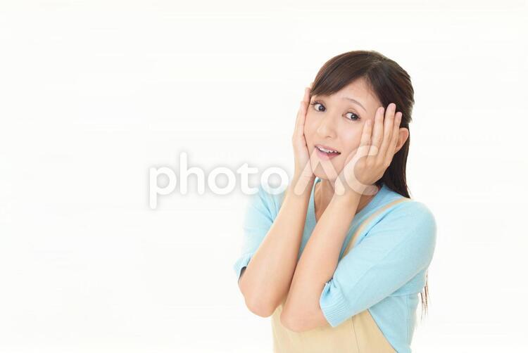 不安そうな表情の女性 女性,主婦,母親の写真素材