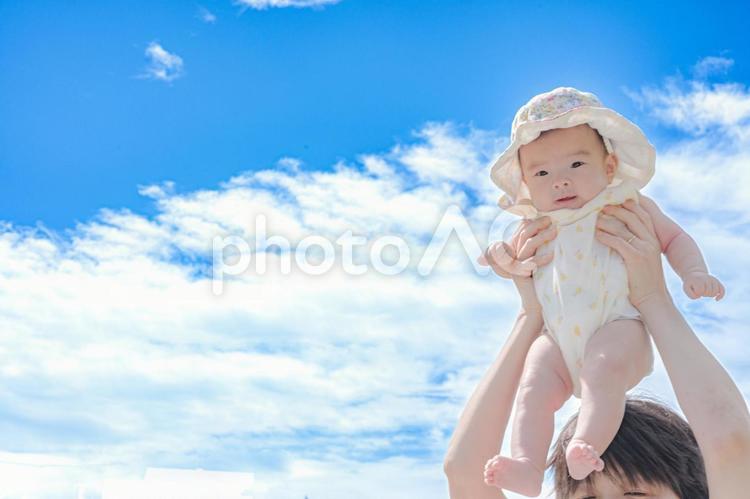 青空と可愛い赤ちゃん(その１２ 赤ちゃん,青空,芝生の写真素材