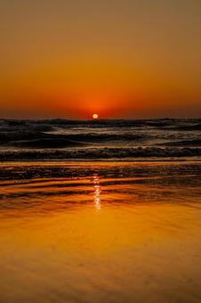 海に沈む夕陽の写真