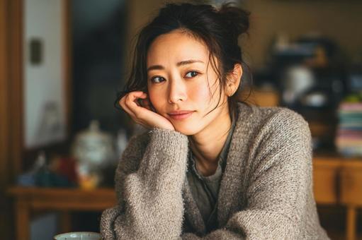 リラックスした表情の女性 リラックスした表情の女性の写真