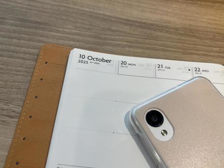 手帳と電話 手帳と電話 スマートフォン,オフィス,ビジネスの写真素材