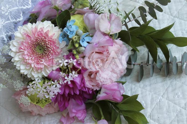 ガーベラの華やかな花束　キルティング背景 花束,ブーケ,花の写真素材