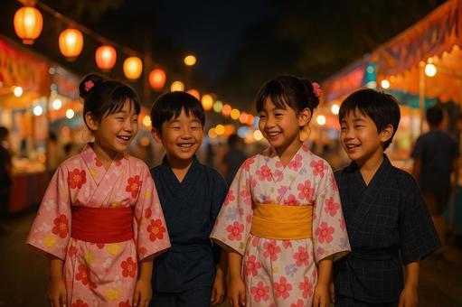 夏祭りの道を歩く日本人の子供たち 夏祭りの道を歩く日本人の子供たちの写真