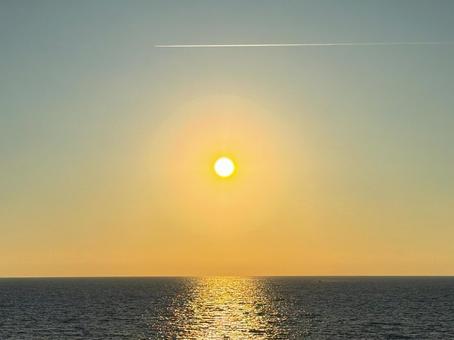 海に沈む夕日 海に沈む夕日 夕日,海,背景素材の写真素材