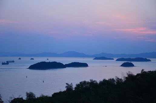 ブルーアワーの瀬戸内海と島々のシルエット 海,空,瀬戸内海の写真素材
