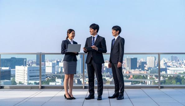 就職・転職 青空に立つスーツ姿の男女 就職・転職 青空に立つスーツ姿の男女の写真