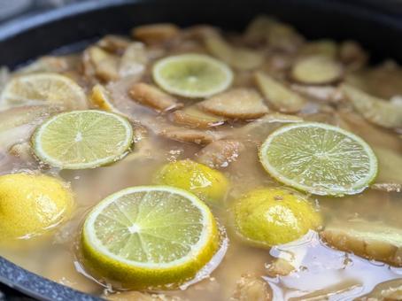 生姜とライムを煮込む（斜めアップ） 生姜,ジンジャー,ライムの写真素材