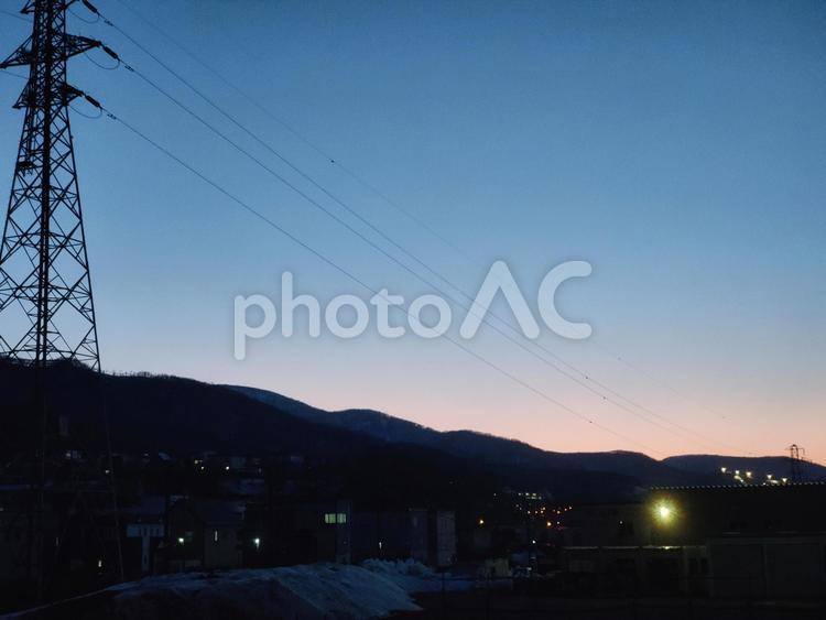 夕暮れと鉄塔 自然,風景,空の写真素材