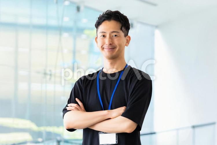 腕組みをして微笑む男性ビジネスマン 男性,腕組み,笑顔の写真素材