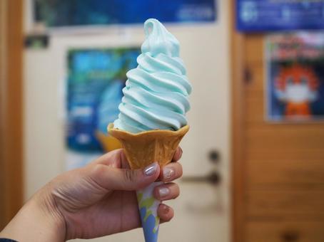 青いソフトクリーム 青池,ソフトクリーム,ラムネの写真素材