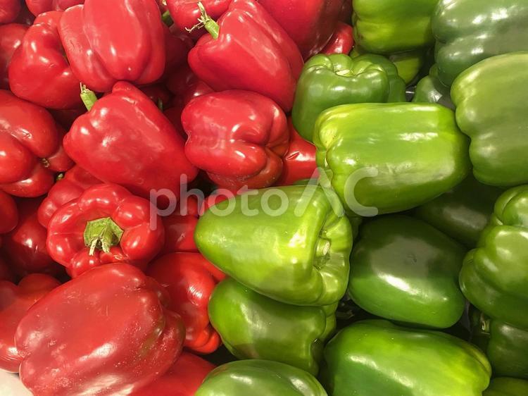 赤と緑のパプリカの背景 パプリカ,野菜,カラーピーマンの写真素材