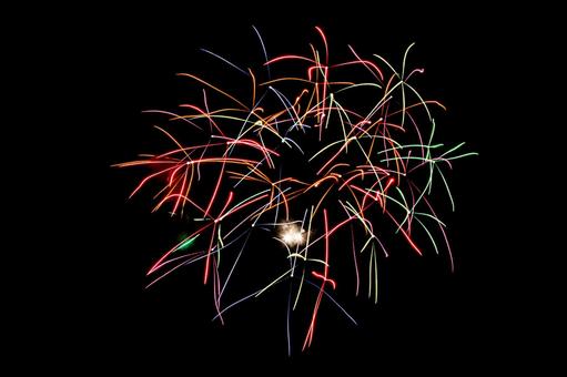 カラフルに弾ける打ち上げ花火 カラフルに弾ける打ち上げ花火の写真