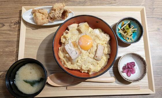 親子丼と唐揚げのランチセット 生卵,親子丼,きんぴらごぼうの写真素材