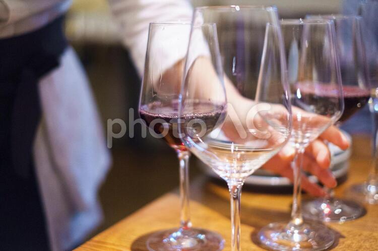 赤ワインを注いでもらう ワイン,赤ワイン,お酒の写真素材