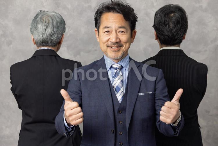 サムズアップをするミドルエイジ男性 エグゼクティブ,サムズアップ,グッドの写真素材