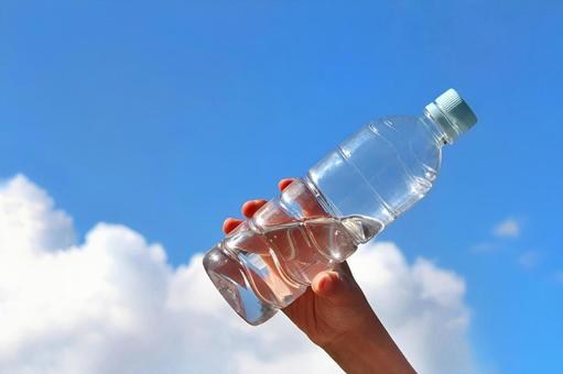 青空とペットボトルの水 2 青空とペットボトルの水 2 熱中症対策,水分補給,水の写真素材