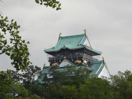夏の曇天と大阪城 夏の曇天と大阪城の写真
