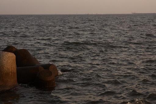 テトラポットと海の写真