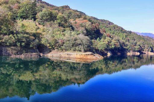 宮ヶ瀬湖　コバルトブルー 宮ヶ瀬湖,晴れた秋の日,晩秋の写真素材