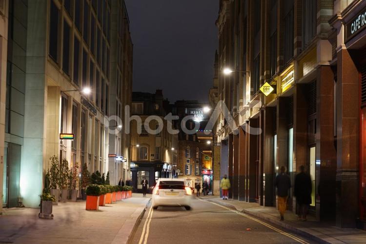 夜の狭い路地の風景 ロンドン,イギリス,路地の写真素材