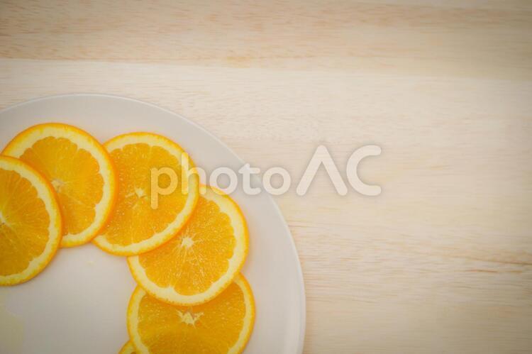 皿に置かれたオレンジのイメージ オレンジ,皿,食器の写真素材