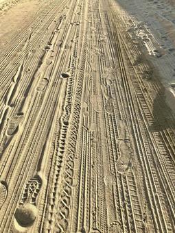 砂浜の靴跡とタイヤ跡 砂浜,自然,跡の写真素材