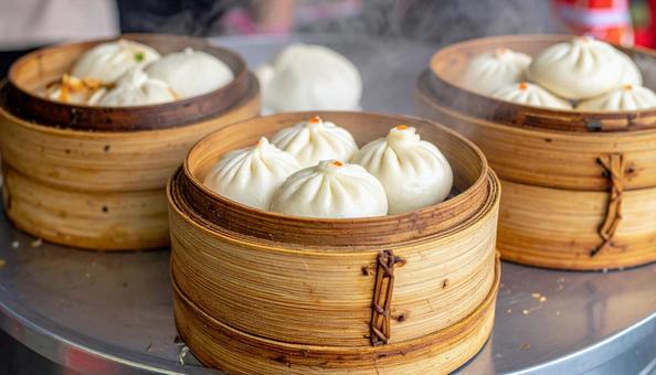 ほんわか湯気の立つ美味しそうな豚まんの写真