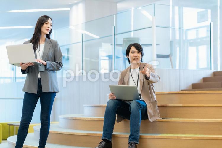 会議をする男女のビジネスマン ビジネス,エンジニア,会議の写真素材