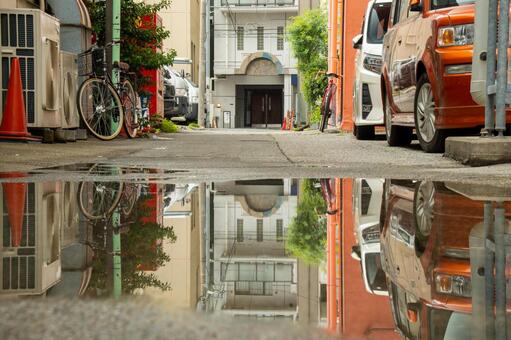 雨の余韻、鏡のような水面に映る日常 水たまり,リフレクション,反射の写真素材