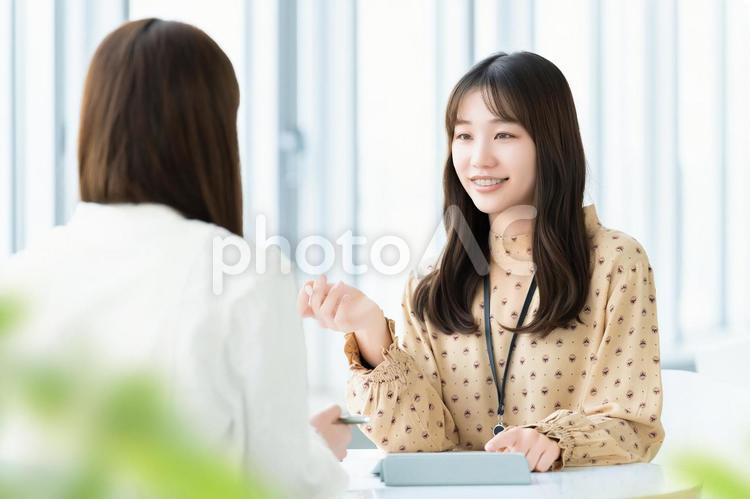 ミーティングをする2人のビジネスウーマン 女性,ビジネス,ミーティングの写真素材