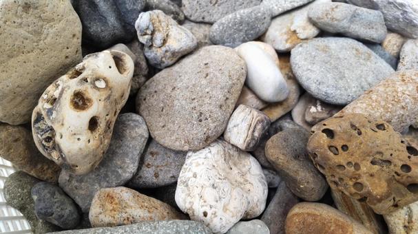 海辺の石の写真