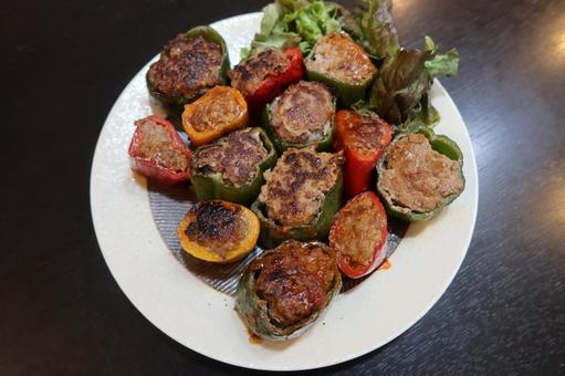 ピーマンの肉詰め(引き撮影) ピーマンの肉詰め(引き撮影) ピーマン,肉詰め,パプリカの写真素材