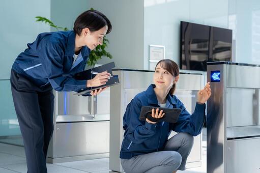 ビルメンテナンスする女性エンジニア 不動産,エンジニア,建築の写真素材