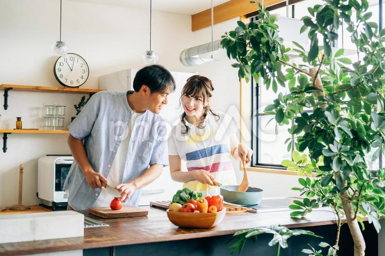 一緒に料理を作る男女（夫婦） 家事分担,料理,共働きの写真素材