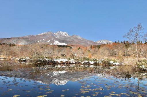 雪景色　新潟県　妙高山　いもり池 空,山,秋の写真素材