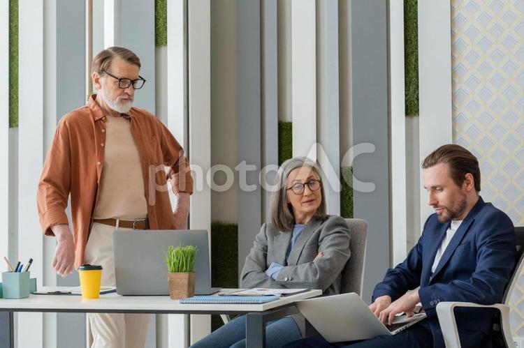 打ち合わせをする3人のビジネスパーソン ビジネスマン,ビジネスウーマン,男性の写真素材