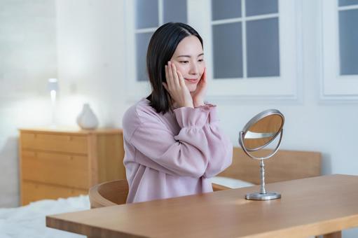 鏡を見る女性 スキンケア,鏡,美肌の写真素材